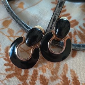 💚💎VTG Black Enamel & Gold Tone Earrings